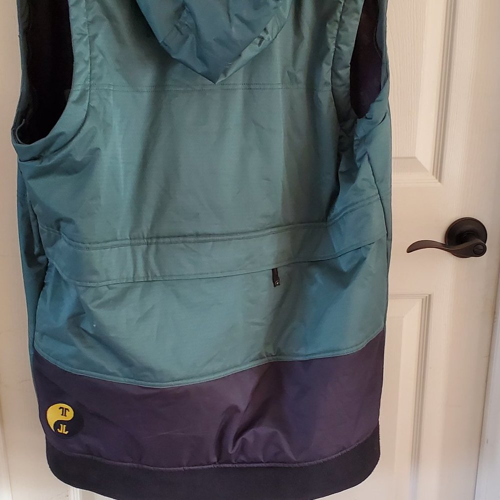 TechNine Snowboard or Ski Vest with hood - Mens Large - Green